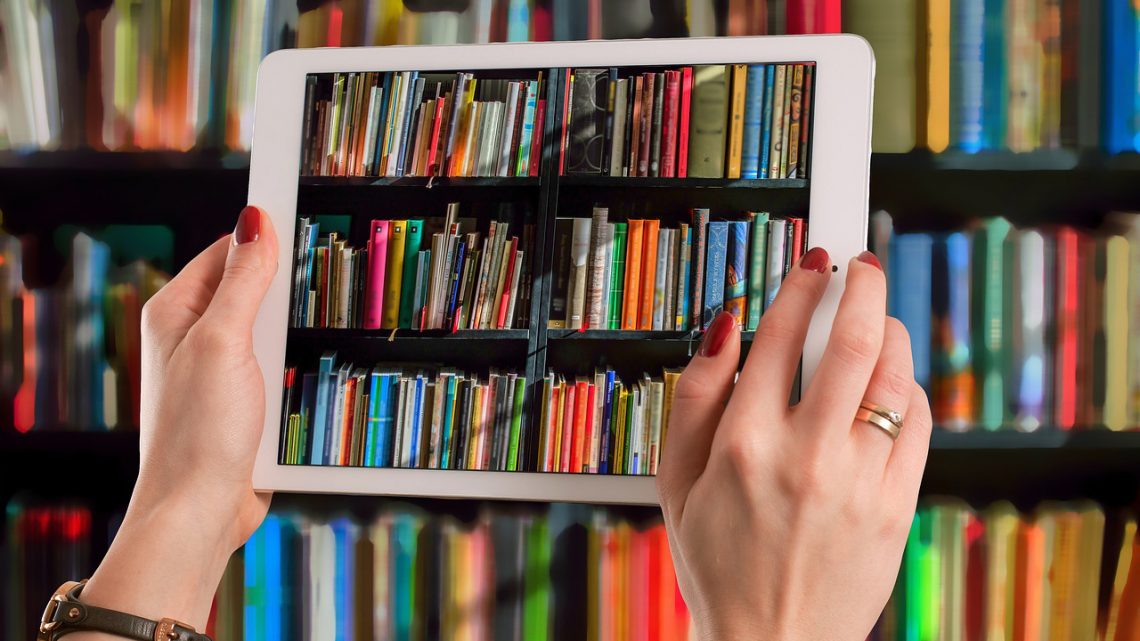 با کتابخانه همگانی طاقچه بینهایت کتاب بخوانید